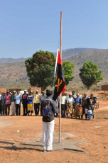 raising the Angolan flag